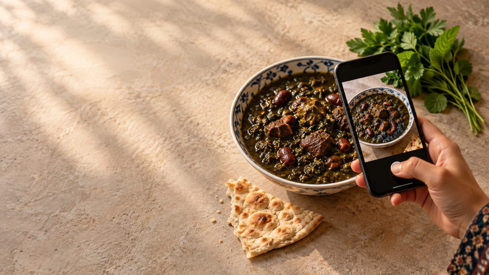 گوشی در حال عکس از بشقاب غذا